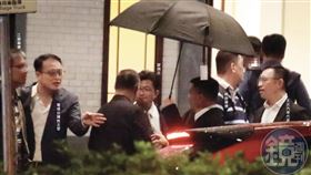 太古汽車代表、廖炯志等一行，邊等車邊聊天。