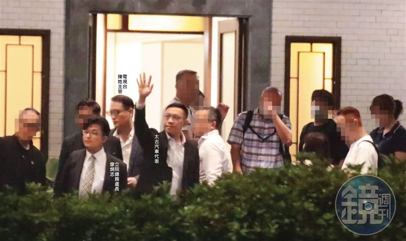 太古汽車代表、立院人士結束餐敘後，晚間9時37分步出餐廳。（圖／鏡週刊提供）