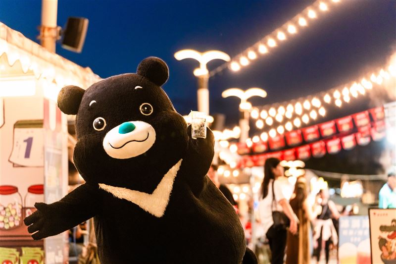 大稻埕貨櫃市集匯聚異國美食與河岸風光，夏夜微風中感受滿滿氛圍感。（圖／臺北市政府提供）