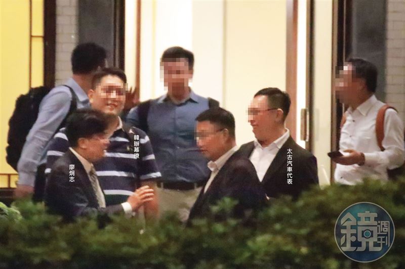 餐敘結束，太古汽車代表與韓辦幕僚、廖炯志在等車時暢聊。（圖／鏡週刊提供）