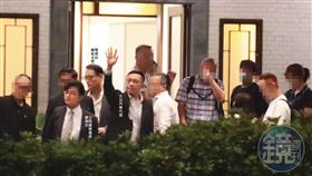 ▲太古汽車代表、立院人士結束餐敘後，晚間9時37分步出餐廳。（圖／鏡週刊提供）