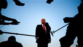 ▲《紐約時報》指出，整個關稅協議過程就像川普的實境秀。（圖／美聯社／達志影像）