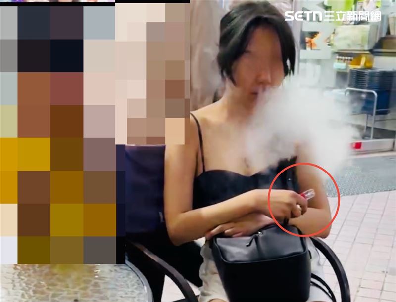 黑色細肩在員警面前拿出電子煙吸食。（圖／翻攝畫面）