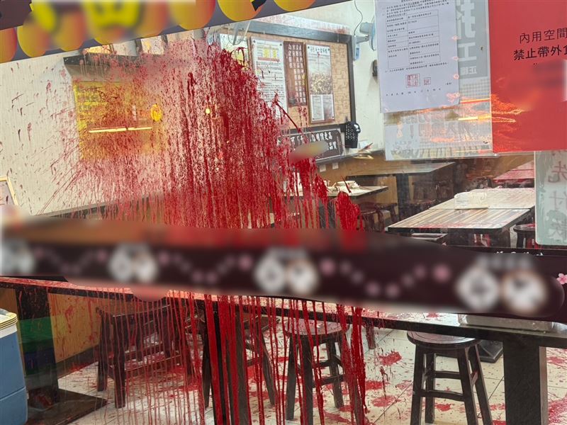 「斗六－鐘及美味當歸」新莊總店被潑紅漆。（圖／翻攝畫面）