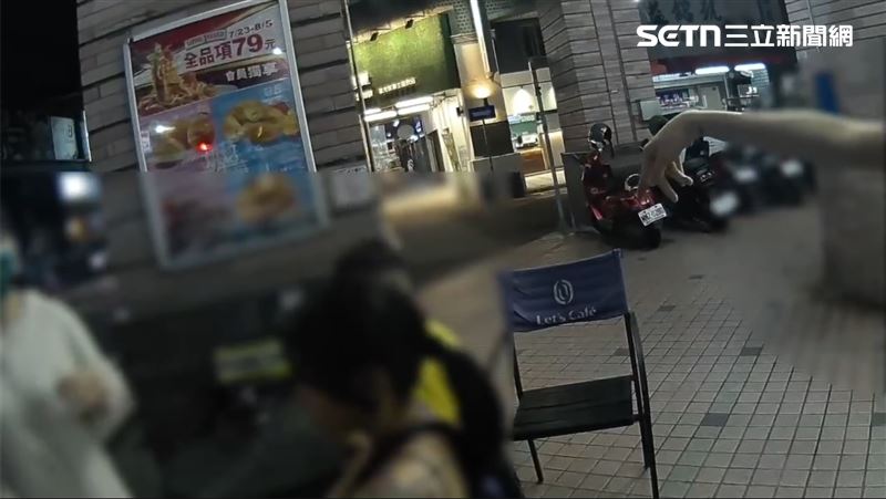 黑色細肩帶女子路倒在超商前，熱心民眾將其攙扶起來並報警。（圖／翻攝畫面）
