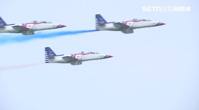 「雷虎小組傳承交接典禮」，AT-3自強號噴彩煙。（圖／翻攝畫面）