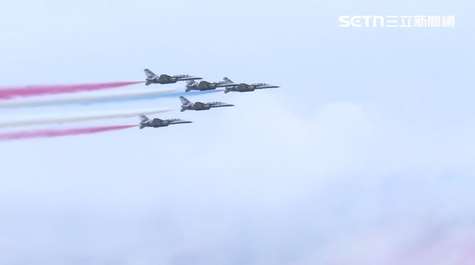 「雷虎小組傳承交接典禮」，勇鷹高教機噴彩煙。（圖／翻攝畫面）