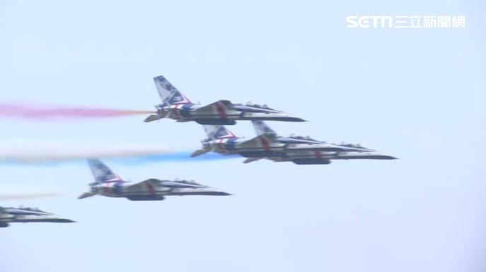 「雷虎小組傳承交接典禮」，勇鷹高教機噴彩煙。（圖／翻攝畫面）
