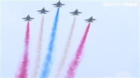 ▲雷虎特技小組噴彩煙。（圖／翻攝畫面）