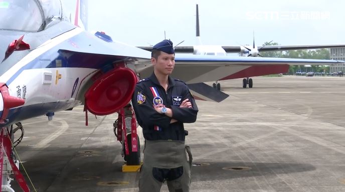 新任雷虎領隊許明益中校與勇鷹高教機。（圖／翻攝畫面）