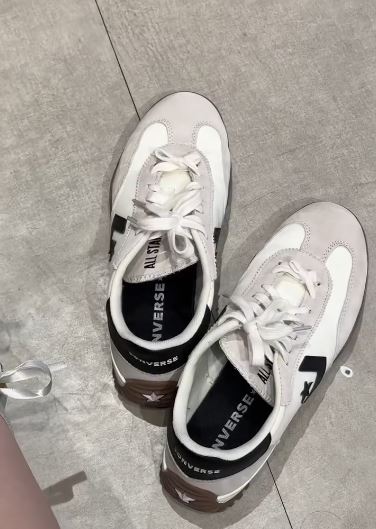 網友到「Converse官網」買鞋，發現色差很大。（圖／翻攝自Thread @_shining1223_）