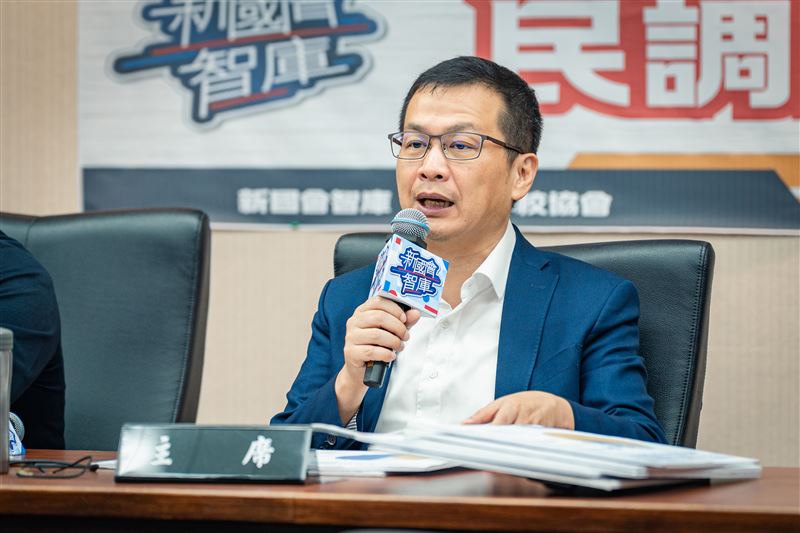 外傳行政院有意將普發現金納入「排富條款」，羅智強表示，週五黨團大會時會討論。（圖／羅智強辦公室提供）
