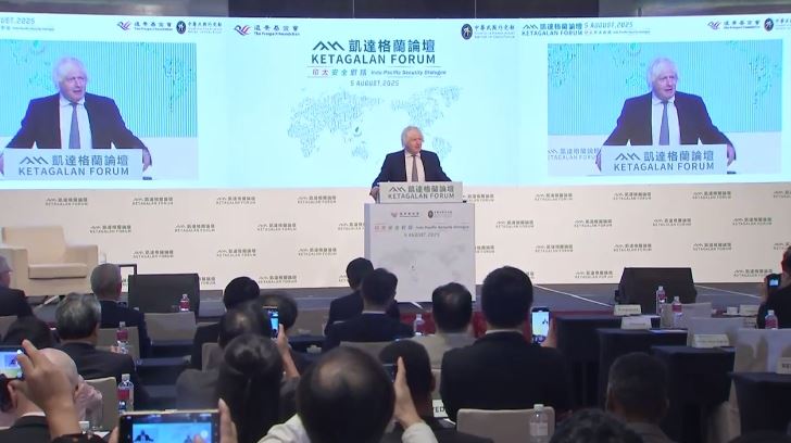 英國前首相強生（Boris Johnson）今（5）日上午應邀出席「凱達格蘭論壇：2025印太安全對話」發表專題演說。（圖／翻攝畫面）