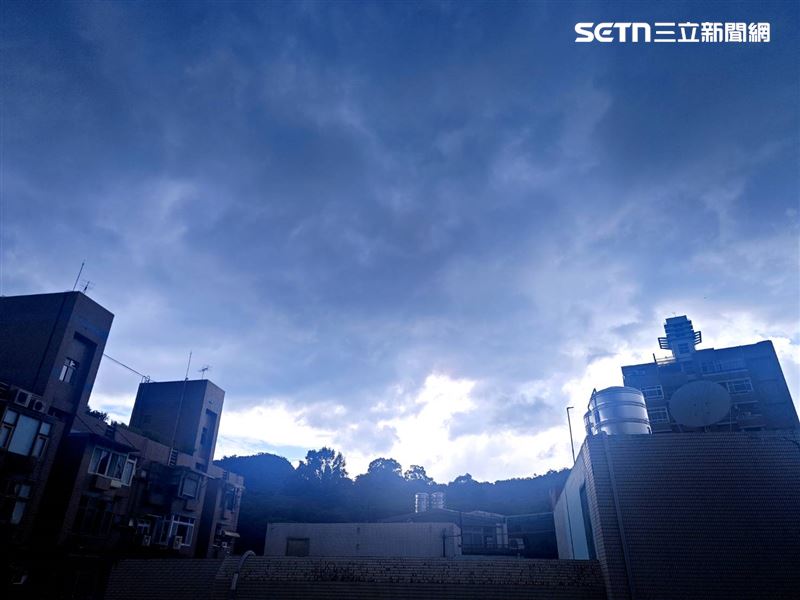 台北市今(5)天中午響起雷聲、天空也出現烏雲。(圖/記者李鴻典攝)