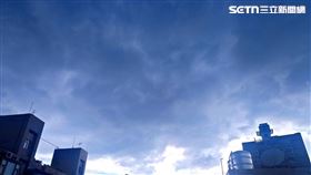 台北市今（5）天中午響起雷聲、天空也出現烏雲。(圖/記者李鴻典攝)
