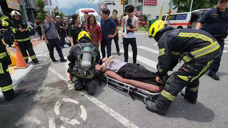 住戶嗆傷送醫搶救,警消派員進入大樓搜救。(圖/翻攝畫面)