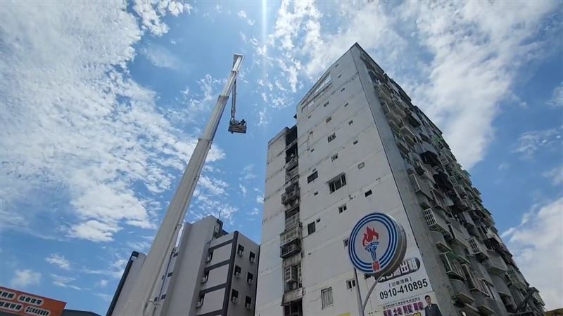 警消出動雲梯車搶救受困民眾。(圖/翻攝畫面)
