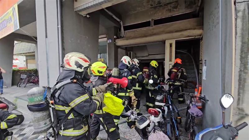 住戶嗆傷送醫搶救,警消派員進入大樓搜救。(圖/翻攝畫面)