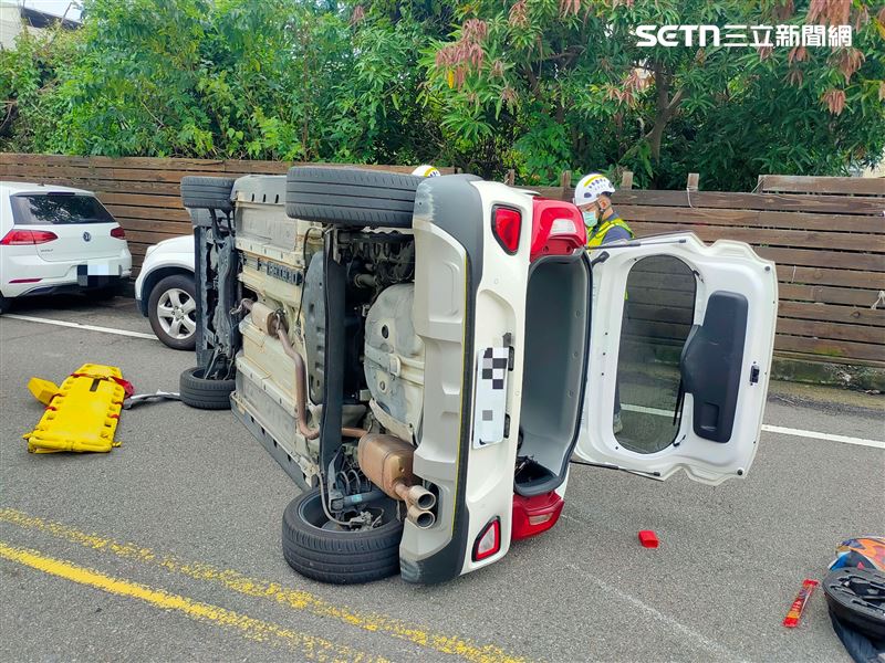 台中沙鹿區發生翻車事故,2休旅車碰撞釀2傷送醫。(圖/翻攝畫面)