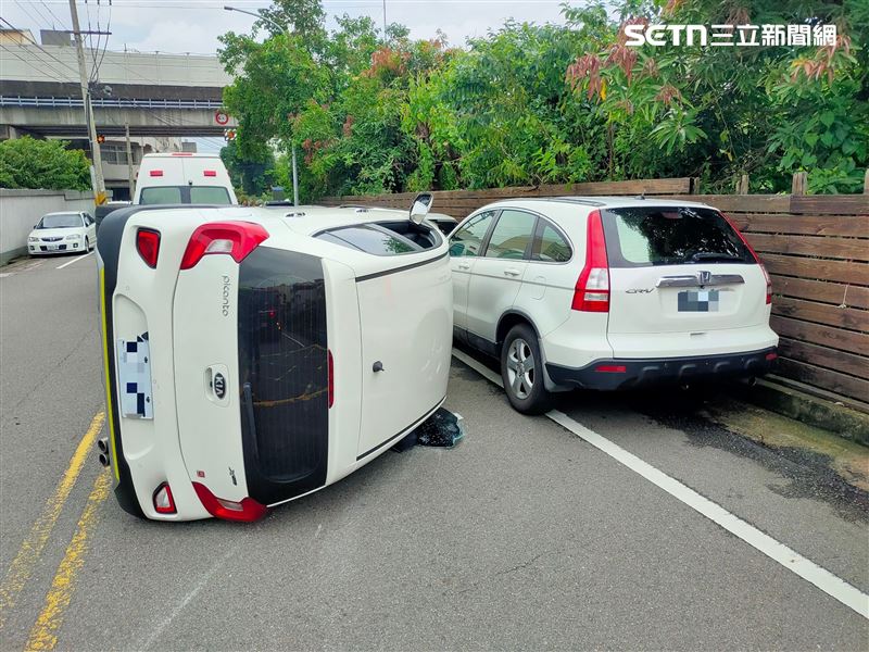 台中沙鹿區發生翻車事故,2休旅車碰撞釀2傷送醫。(圖/翻攝畫面)