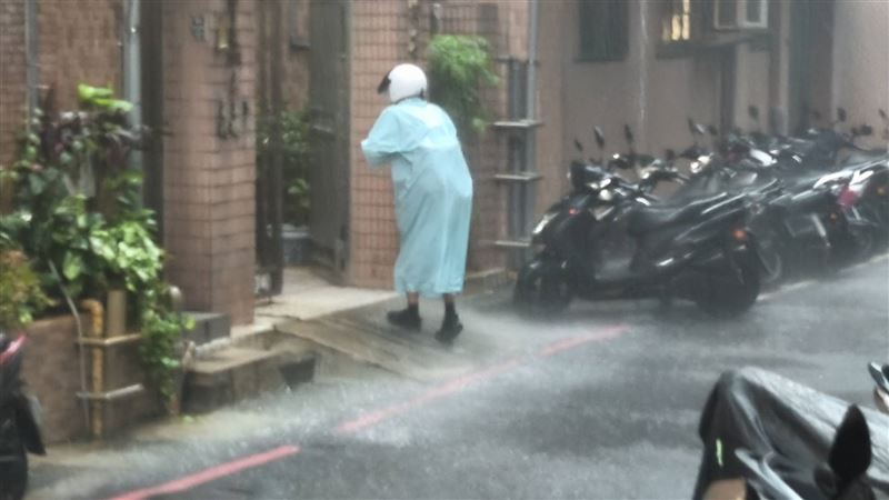 雙北留意大雷雨。（圖／記者陳韋帆攝影）