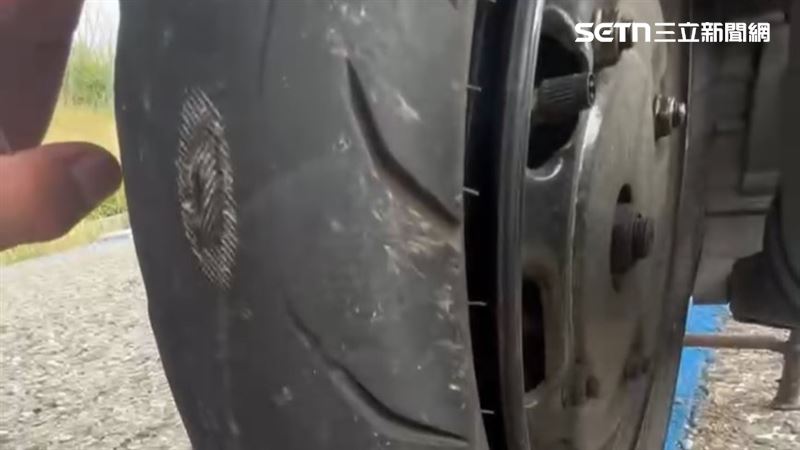 女遊客到澎湖縣馬公市遊玩第一天承租機車,就爆胎慘摔,竟發現車輪嚴重磨損且裸露鋼絲。(圖/讀者提供)