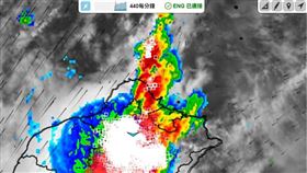 吳聖宇示警，大台北上空大雷雨炸裂中，公司的閃電監測設備觀測到每分鐘440次閃電(包含雲間+對地)的峰值。（圖／翻攝自吳聖宇臉書）