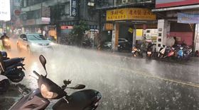 新北豪大雨。（圖／記者莊淇鈞攝影）