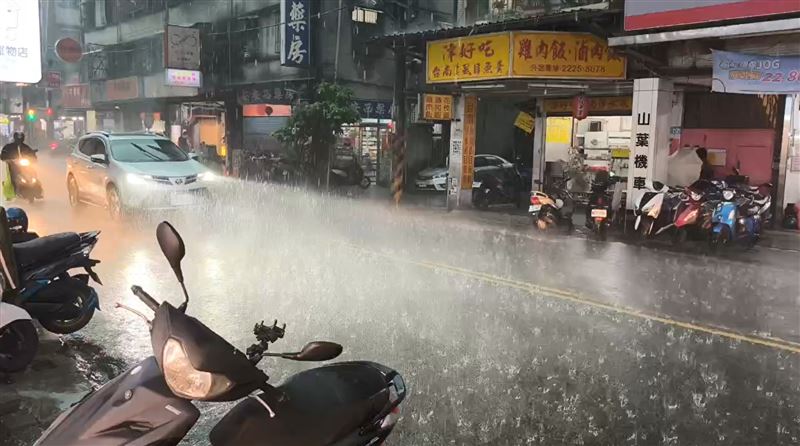 雙北要留意大雷雨。(圖/記者莊淇鈞攝影)