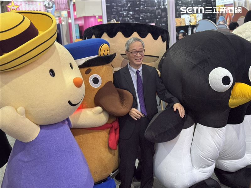 文化部長李遠參觀黑潮星樂園展區。(圖/記者柯美儀攝影)