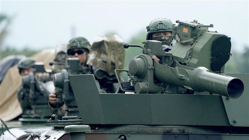 國軍第四作戰區在屏東枋山靶場執行「天馬操演」任務，納編陸軍及海軍陸戰隊反裝甲部隊，進行拖式飛彈實彈射擊鑑測。圖為鑑測人員就定位準備鑑測