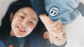 歐陽靖離婚3年，單身5年，與阿嬤譚艾珍一同撫養兒子「新醬」長大。（圖／翻攝自臉書）