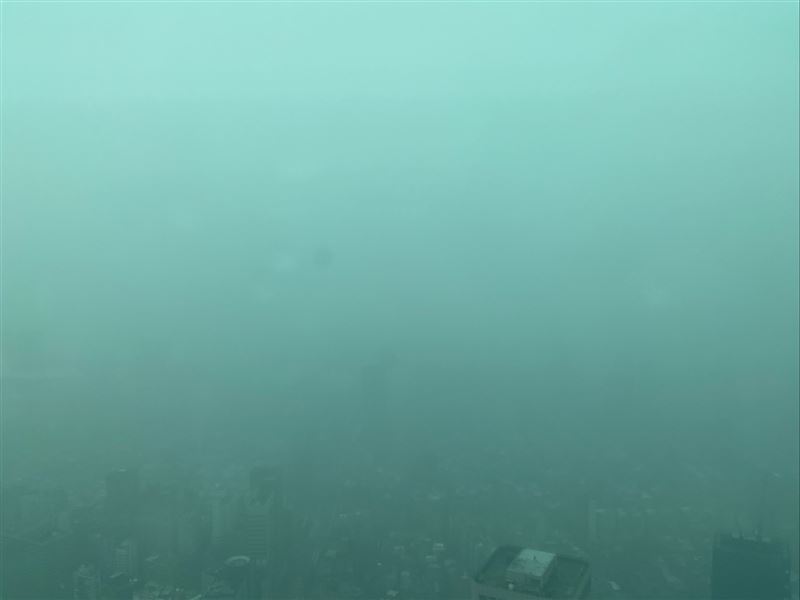 整個台北盆地瞬間被濃密烏雲籠罩,宛如世界末日電影場景,光線消失殆盡。(圖/讀者提供)