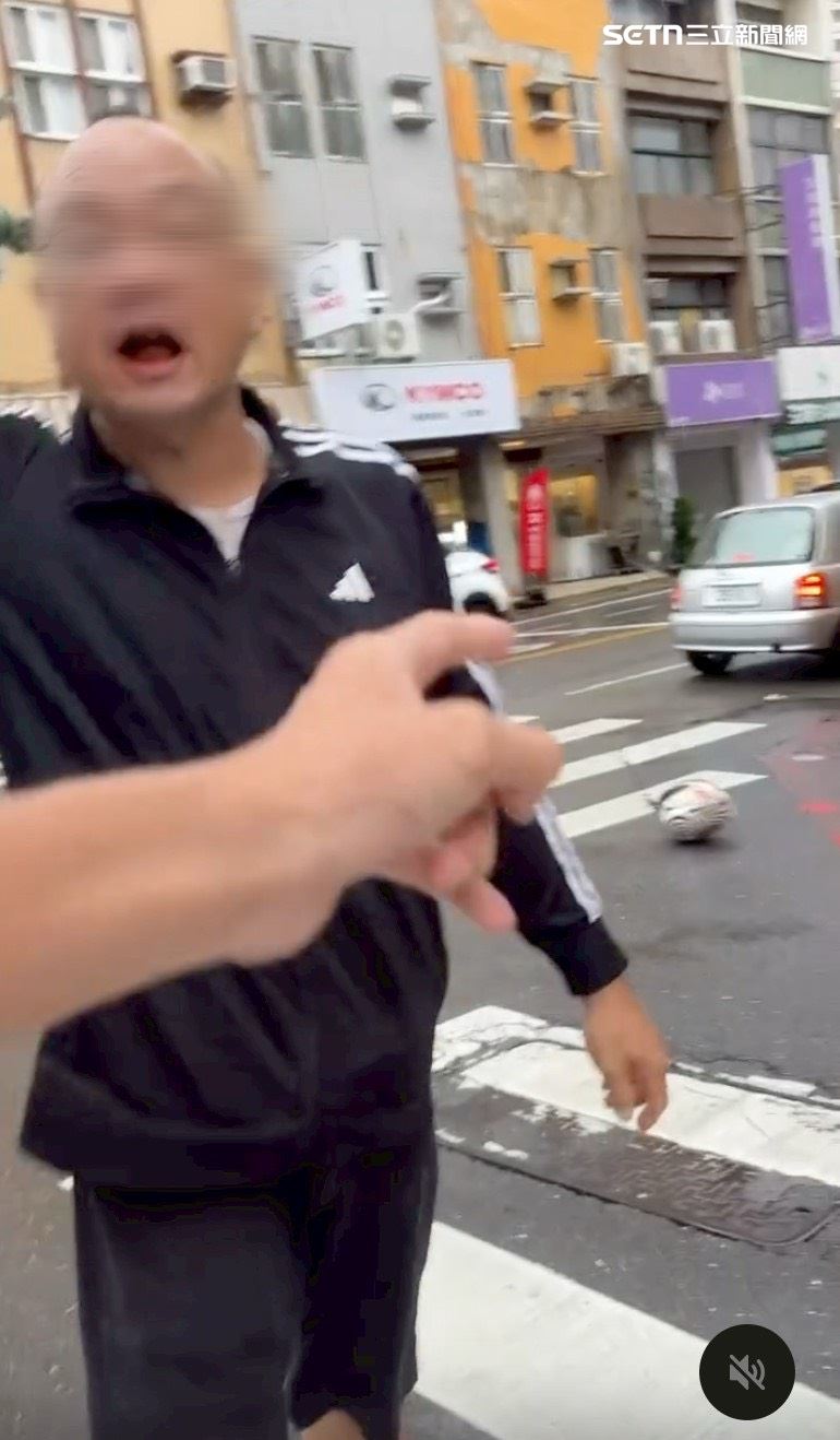 蔡男黑色長袖外套配黑短褲，讓網友覺得相當眼熟一眼認出。（圖／翻攝記者爆料網）