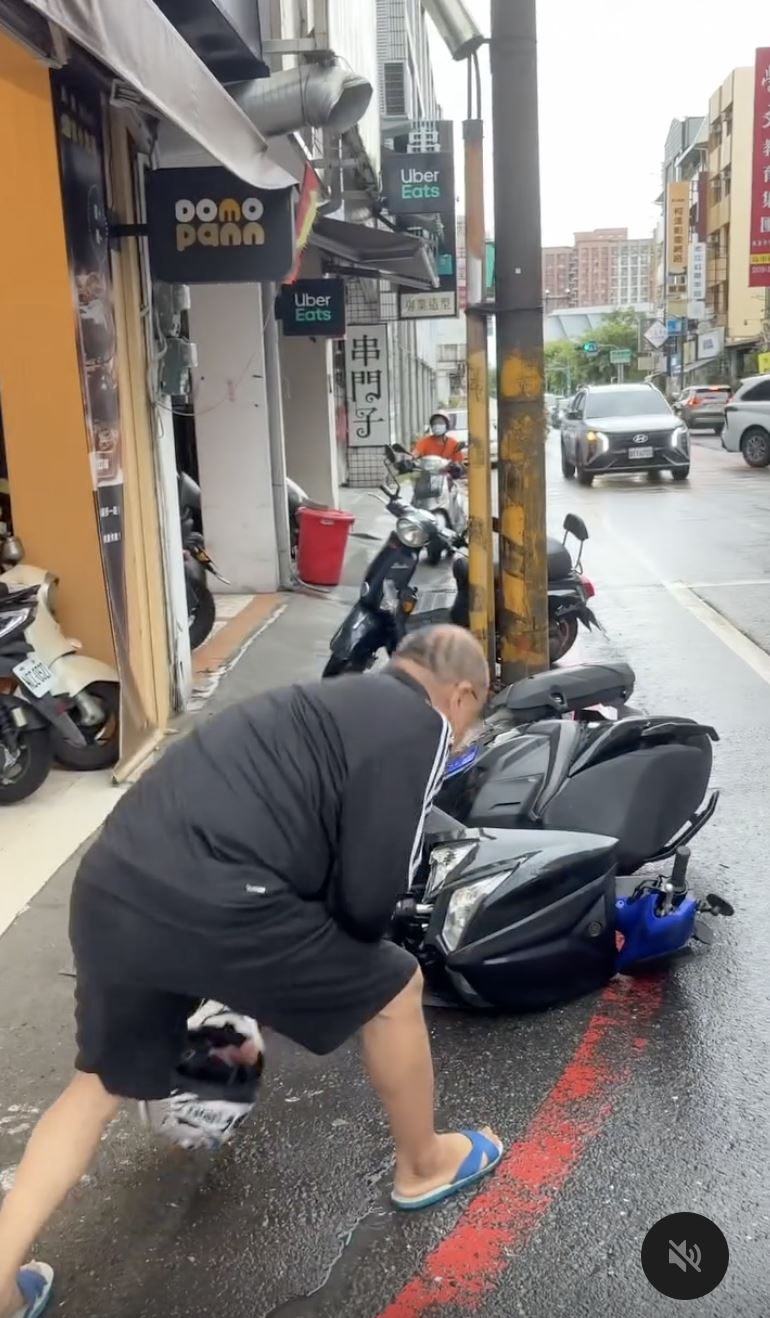 蔡男不滿丟檳榔被按2聲喇叭，氣到攔下騎士巴頭，拿安全帽砸車。（圖／翻攝記者爆料網）
