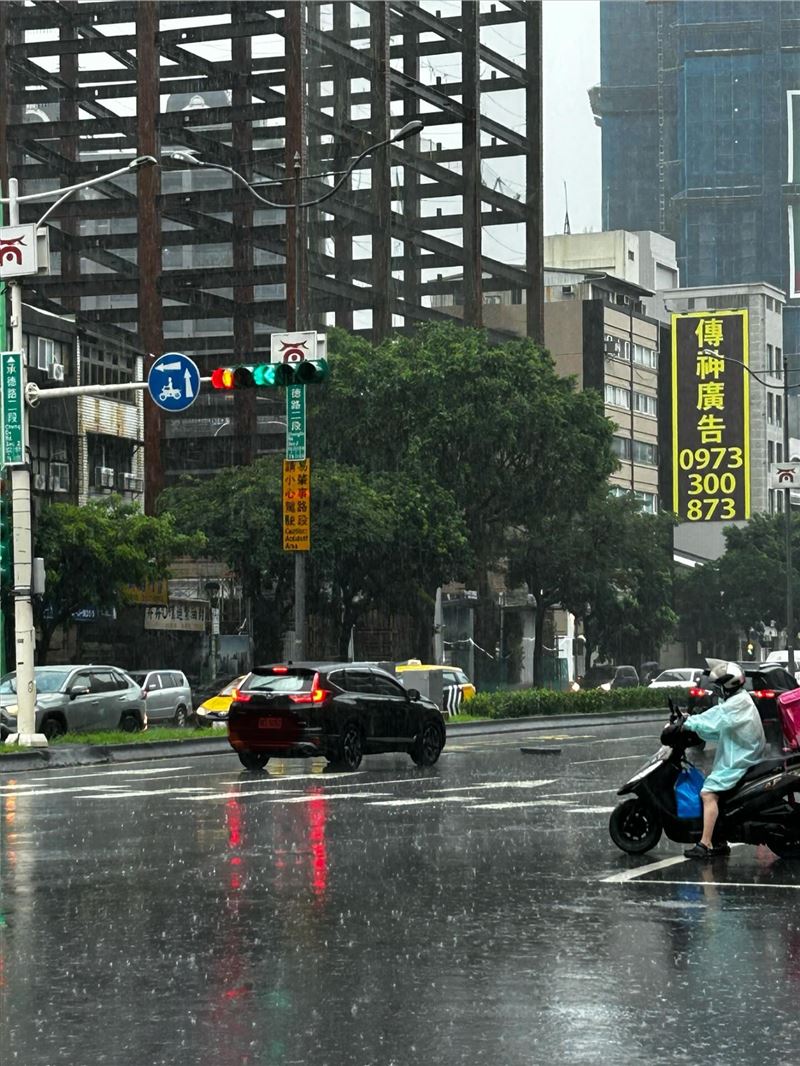 台北市承德路二段人孔蓋因豪雨噴出至路面。(圖/翻攝自Thread @lignorance)