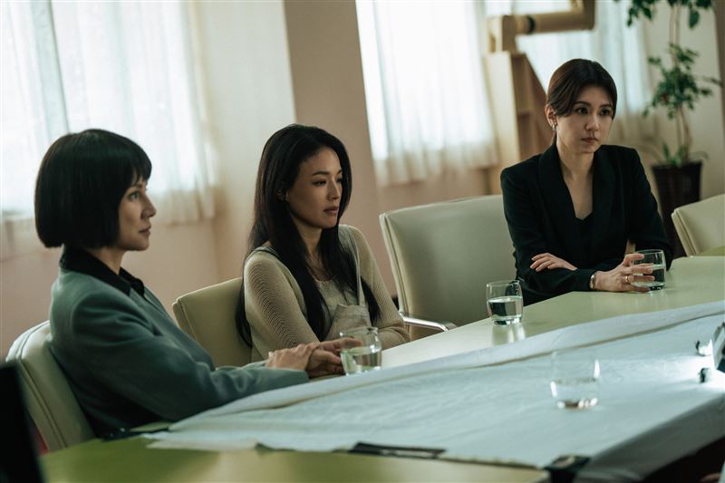 賈靜雯(右起)、舒淇、李心潔劇中都是受害人家屬。(圖/Netflix提供)