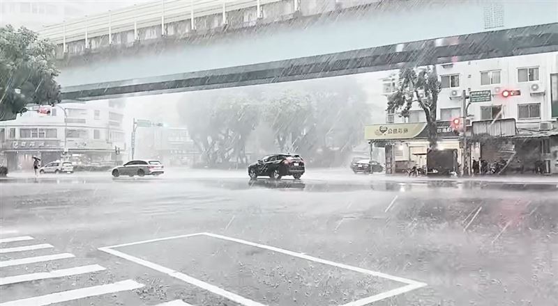 大台北地區午後遭大雨狂轟。(圖/網友shiba_in_zakka提供)