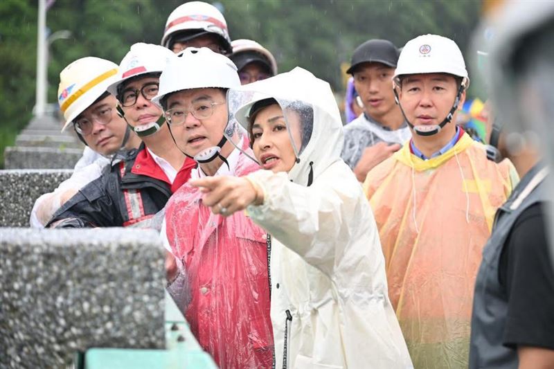 遭網友質疑出訪波蘭不去救災,邱議瑩發出勘災照片喊「勿再轉傳謠言」。(圖/翻攝自臉書 @登真-邱議瑩)