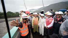 ▲行政院卓榮泰院長、交通部陳世凱部長、高雄市陳其邁市長、邱議瑩立法委員及賴瑞隆立法委員聽取公路局說明災情與路基修復狀況。（圖／交通部提供） 