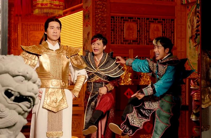 東諺（右起）、明亮跟在劇中飾演跟在玄天上帝翁家明身邊的蛇和龜。（圖／三立提供）