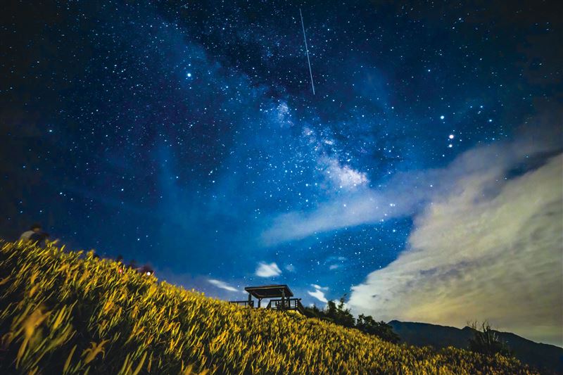 往年花蓮富里六十石山金針花海與夜景。（圖／翻攝自花蓮觀光資訊網）