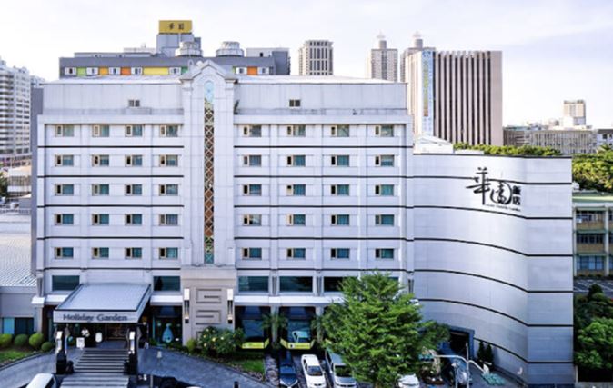 2021年高雄華園大飯店六合館,以上億價格將土地連同建物出售。(圖/翻攝自官網)