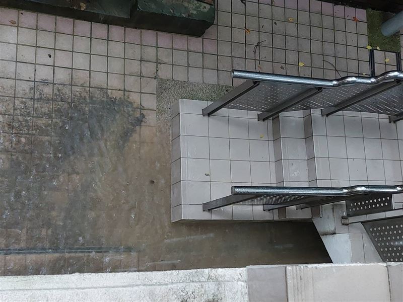 立院青島一館一樓因午後大雷雨積水。(圖/讀者提供)