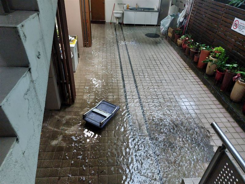 立院青島一館一樓因午後大雷雨積水。(圖/讀者提供)