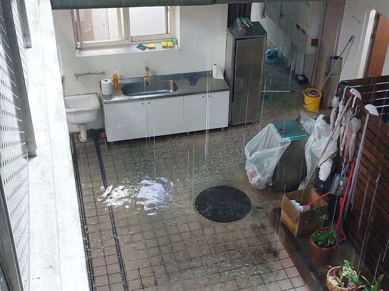 青島一館一樓發生積水,但降雨消停、立院人員清理後已退去。(圖/讀者提供)