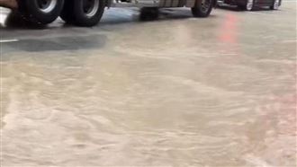 雙北被雨轟！新店捷運站外黃泥水河流