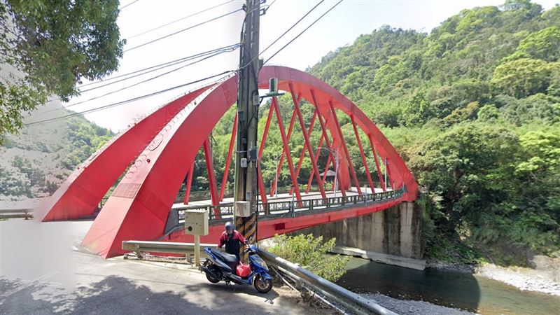 有17位溯溪民眾受困加九寮景觀大橋下。（圖／翻攝Google Map）