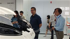▲馬英九基金會率團訪中國，參訪比亞迪汽車展示館「迪空間」。（圖／馬英九基金會提供） 