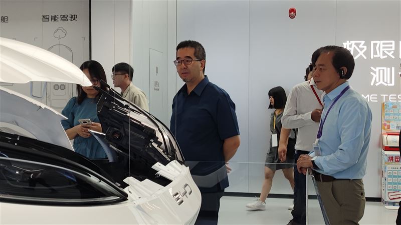 馬英九基金會率團訪中國,參訪比亞迪汽車展示館「迪空間」。(圖/馬英九基金會提供)